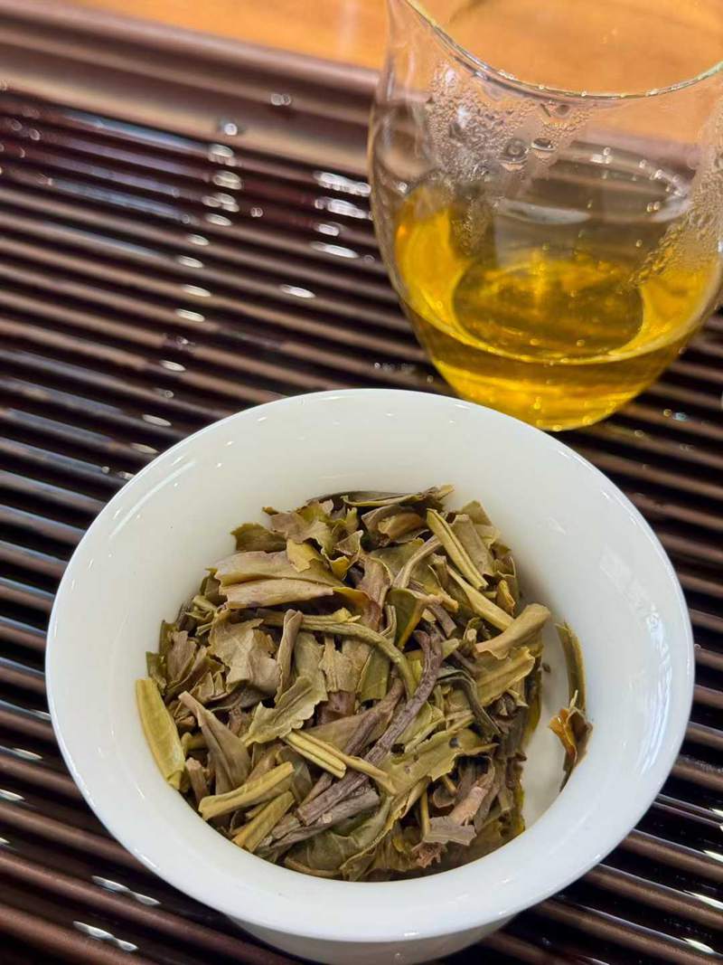 2025年大益 班章四星孔雀生茶 357克饼茶 5